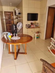 sala de estar con mesa y TV en Casa da Ilha en Itamaracá
