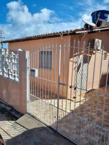 una cerca frente a una casa en Casa da Ilha, en Itamaracá