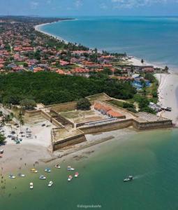 uma vista aérea de uma praia com barcos na água em Casa da Ilha em Itamaracá