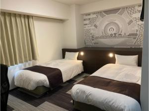 Hotel Sunny Inn - Vacation STAY 20470v في Kanonji: غرفة فندقية بسريرين ونافذة