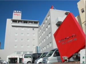 Hotel Sunny Inn - Vacation STAY 20470v في Kanonji: علامة وقوف حمراء أمام المبنى