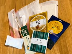 una pila de paquetes de comida en una mesa en Hotel Sunny Inn - Vacation STAY 20411v, en Kanonji