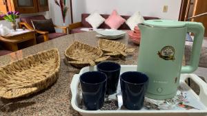 a blender on a counter with cups on a table at الهضبة شرم الشيخ جنوب سيناء مصر in Sharm El Sheikh