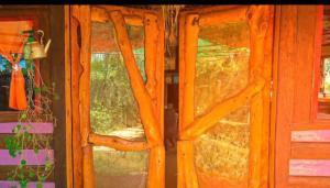 una puerta de madera con vistas a un patio en Déja vú en Barra de Valizas