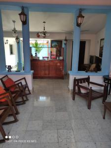 格拉納達的住宿－HotelCasaMorazanGranadaNicaragua，一间带桌椅的客厅和一间房间