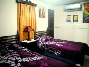 Łóżko lub łóżka w pokoju w obiekcie HotelCasaMorazanGranadaNicaragua