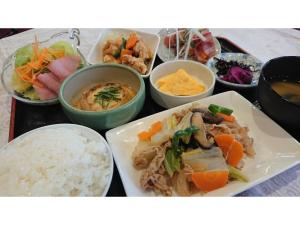 una bandeja de comida con arroz y tazones de comida en Daiichi Hotel - Vacation STAY 24289v, en Omihachiman