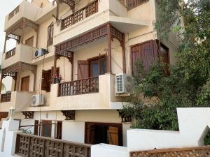 un edificio con balcones en un lateral en الهضبة شرم الشيخ جنوب سيناء مصر en Sharm El Sheikh