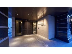 大阪市にあるWelina Hotel Premier Nakanoshima West - Vacation STAY 22043vの木の扉のある建物の廊下