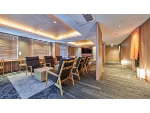 大阪市にあるWelina Hotel Premier Nakanoshima West - Vacation STAY 22043vの会議室(椅子、テーブル付)
