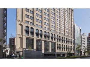 大阪市にあるWelina Hotel Premier Nakanoshima West - Vacation STAY 22043vの高層ビルが立ち並ぶ大きな通り沿い