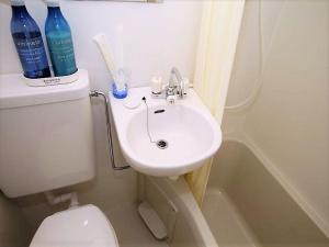 Baño pequeño con lavabo y aseo en Numero Uno Tokyo - Vacation STAY 25742v, en Tokio