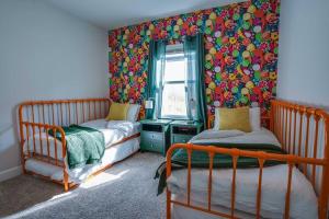 een slaapkamer met 2 stapelbedden en een raam bij Citrus Cottage: Comfy - Hwy 10 - Peaceful Retreat in Tallahassee