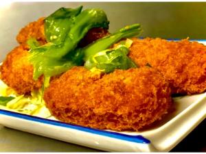 un plato de comida con brócoli en una mesa en Daiichi Hotel - Vacation STAY 24211v en Omihachiman