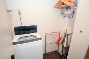 a washer and dryer in a small room at Numero Uno Tokyo - Vacation STAY 25720v in Tokyo