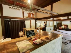um restaurante com um balcão com um cartaz em Gonomori main building - Vacation STAY 24252v em Nagano