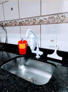 um lavatório de cozinha com uma torneira e uma batedeira em CantinhoDaAline2-Expo-Aeroporto-18981391712 em Araçatuba