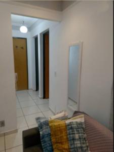 uma sala de estar com um sofá e um espelho em Cantinho Da Aline 2 em Araçatuba mais 35 fotografias