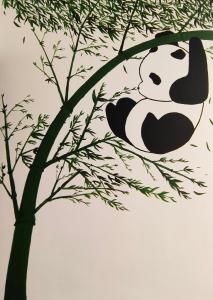 un oso panda colgando de una rama de árbol en PandaHomestay28 en Skudai
