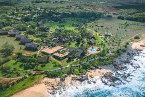 uma vista aérea de um resort perto do oceano em Oceanview Moloka'i Studio em Maunaloa