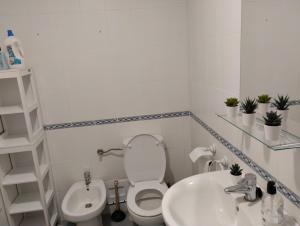 Baño blanco con aseo y lavamanos en Habitacion confort en Chamartín en Madrid
