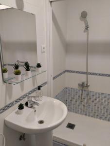 y baño con lavabo, espejo y ducha. en Habitacion confort en Chamartín, en Madrid