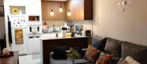 sala de estar con sofá y cocina en Habitacion confort en Chamartín, en Madrid