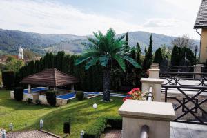 O vedere generală la munți sau o vedere la munte luată de la această vilă