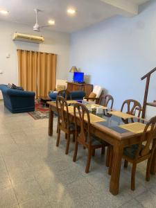 a living room with a wooden table and chairs at Departamento Completo, 3 habitaciones. Excelente ubicación in Asunción