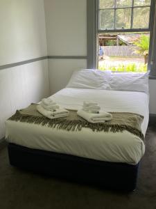 Postel nebo postele na pokoji v ubytování Weldborough Hotel