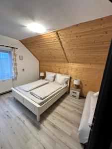 een slaapkamer met een bed en een houten plafond bij Vila Smiley in Avrig