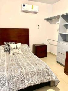 una camera con letto, cassettiera e mensola di Loft hermoso con estacionamiento gratuito a Monterrey
