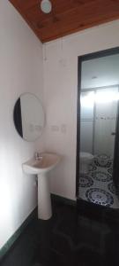 a bathroom with a sink and a mirror and a toilet at Hermoso apartamento Duplex in Guaduas