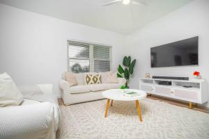Μια τηλεόραση ή/και κέντρο ψυχαγωγίας στο Tamarind Bay Unit # 22