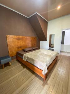 ein Schlafzimmer mit einem großen Bett in einem Zimmer in der Unterkunft Resy home syariah dekat alun2 wonosobo in Kalianget