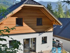 ein Haus mit Dachschräge und Fenstern in der Unterkunft Chalet in Bad Kleinkirchheim with sauna in Bad Kleinkirchheim