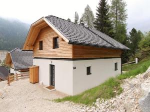 ein kleines Haus mit einem Holzdach auf einem Hügel in der Unterkunft Chalet in Bad Kleinkirchheim with sauna in Bad Kleinkirchheim