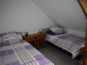 1 Schlafzimmer mit 2 Betten und einem Nachttisch in der Unterkunft Gîte Neuilly-le-Vendin, 3 pièces, 4 personnes - FR-1-600-131 in Neuilly-le-Vendin