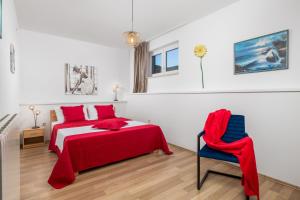 Posteľ alebo postele v izbe v ubytovaní Apartments and rooms with parking space Kraljevica - 17589