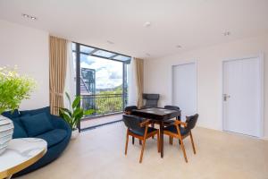 ダラットにあるVilla Trung Nghĩa 19の青いソファとテーブルのあるリビングルーム