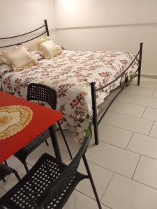 Schlafzimmer mit einem Bett, einem Tisch und Stühlen in der Unterkunft Mary's house in Portici