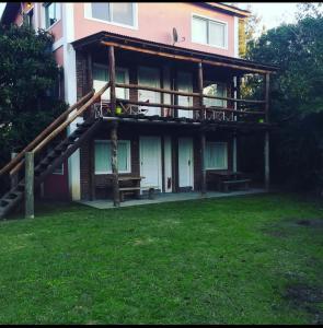 une grande maison avec une terrasse couverte et un escalier dans l'établissement Terrazas, à San Pedro