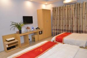 Un pat sau paturi într-o cameră la New An Phú Hotel