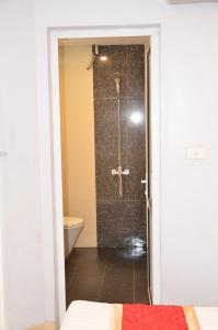 ein Bad mit einer Dusche, einem WC und einer Badewanne in der Unterkunft New An Phú Hotel in Dong Anh
