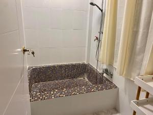 W łazience znajduje się prysznic z metalową kratą. w obiekcie สวนเบอร์รีแคมป์ทนายจุฬา Berry Camp Korat w mieście Ban Nong Khon