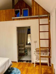 1 dormitorio con litera y escalera en สวนเบอร์รีแคมป์ทนายจุฬา Berry Camp Korat, en Ban Nong Khon