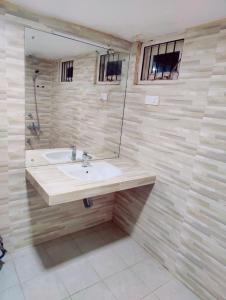 W łazience znajduje się umywalka i lustro. w obiekcie Araliya Uyana Residencies Colombo - Entire House with Two Bedrooms w Kolombo