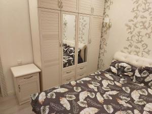 Un pat sau paturi într-o cameră la Rose villa home