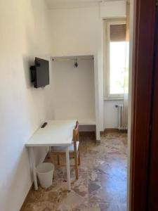 Habitación con mesa, silla y ventana en Daniele rooms en Arezzo