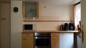 y cocina con fogones y microondas. en Apartement Victoria en Swisttal